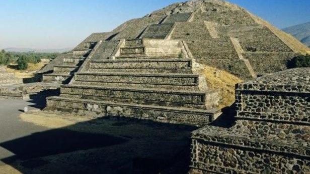 Die Pyramide der Sonne in Teotihuacán unter blauem Himmel.