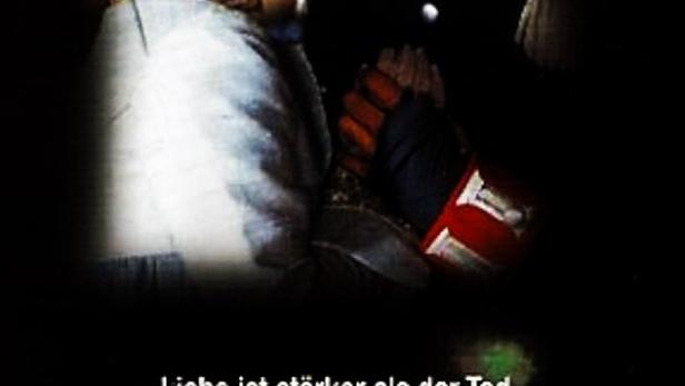 Das Filmplakat für „Der Prinz von Homburg“ zeigt ein sich küssendes Paar.