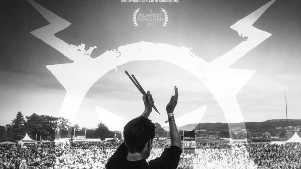 Das Filmplakat für „Immer noch jung – 15 Jahre Killerpilze“ zeigt die Band vor einem großen Publikum.