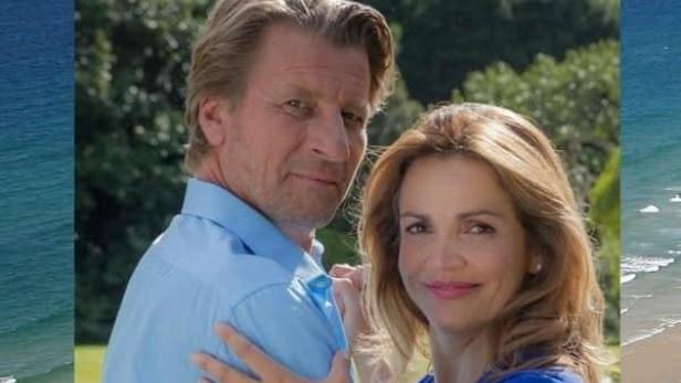 Das Cover des Films „Argentinischer Tango“ aus der Rosamunde Pilcher Collection zeigt ein Paar vor einer Küstenlandschaft.