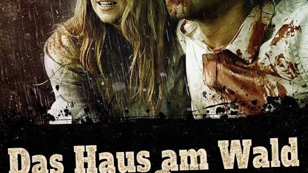 Das Filmplakat für „Das Haus am Wald“ zeigt ein verängstigtes Paar und einen Mann mit einem Gewehr.