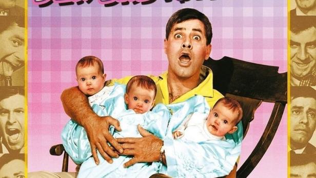Das Filmplakat zu „Der Babysitter“ mit Jerry Lewis, der drei Babys im Arm hält.