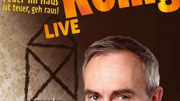 Das Bühnenbild für Johann Königs Live-Show „Feuer im Haus ist teuer, geh raus!“ zeigt ihn mit einem Streichholz.