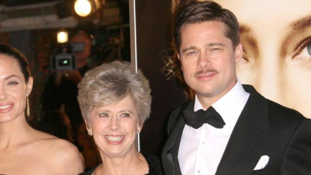 Brad Pitt mit seiner Mutter Jane Pitt und Angelina Jolie auf einem Event.