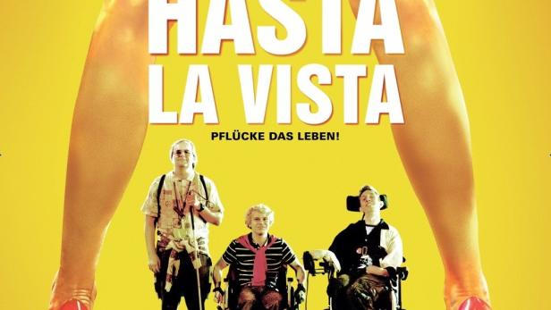 Das Filmplakat zu „Hasta la Vista“ zeigt drei Rollstuhlfahrer unter den Beinen einer Frau in High Heels.