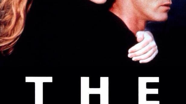 Das Filmplakat für „The Unbelievable Truth“ zeigt eine Frau, die einen Mann umarmt.