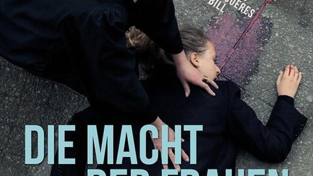 Das Filmplakat für „Die Macht der Frauen“ zeigt Natalia Wörner über einer am Boden liegenden Frau.