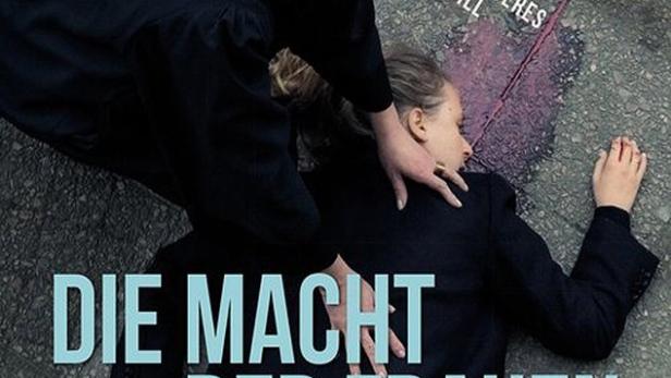 Das Filmplakat für „Die Macht der Frauen“ zeigt Natalia Wörner über einer am Boden liegenden Frau.
