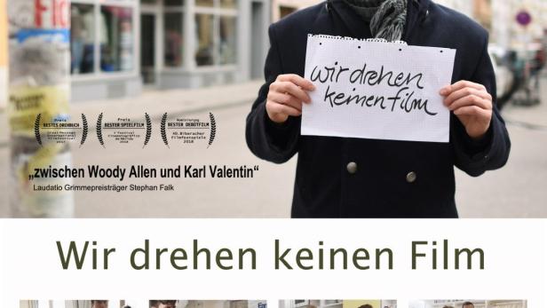 Ein Mann hält ein Schild mit der Aufschrift „wir drehen keinen Film“ in die Kamera.