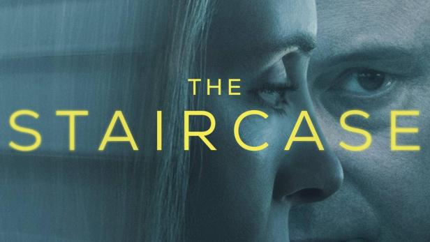 Das Filmplakat für „The Staircase“ zeigt die Gesichter eines Mannes und einer Frau im Profil.