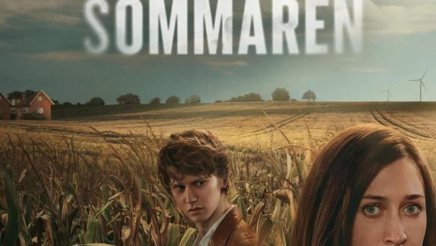 Das Filmplakat für „Slutet pa Sommaren“ zeigt zwei junge Menschen vor einem Feld.