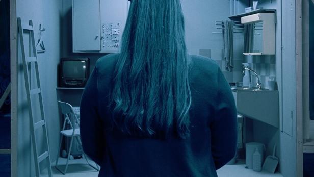 Das Filmplakat zu „Natascha Kampusch: A Lifetime in Prison“ zeigt eine Frau in einem kleinen Raum.