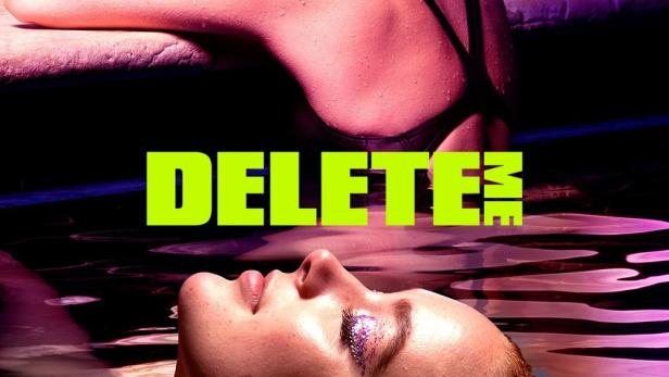 Eine Frau liegt im Wasser, während eine andere auf einem Beckenrand sitzt und auf ihr Handy schaut. Im Vordergrund steht der Titel „Delete Me“.
