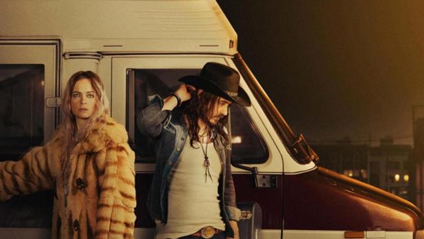 Ein Mann und eine Frau stehen vor einem Wohnmobil, im Hintergrund der Titel „Harmonica“.