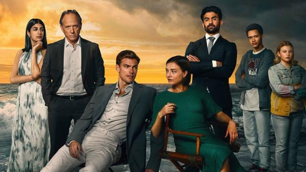 Das Filmplakat für „Strandhotellet“ zeigt eine Gruppe von Schauspielern am Strand.