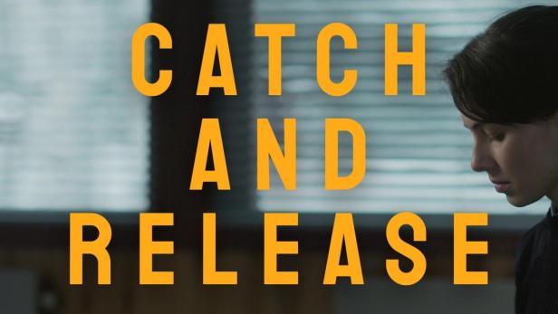 Das Filmplakat für „Catch and Release“ zeigt eine Frau mit einer Waffe.