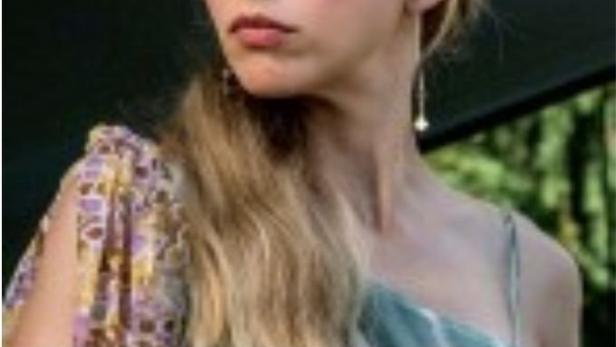 Porträt einer Frau mit blonden Haaren, möglicherweise ein Filmposter.