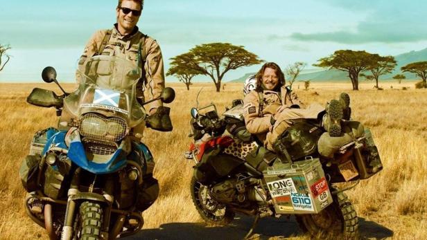Ewan McGregor und Charley Boorman auf ihren Motorrädern in der Landschaft für „Long Way Down“.