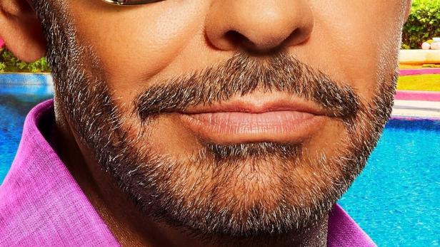 Nahaufnahme des Posters für die Serie „Acapulco“ mit Eugenio Derbez, dessen Sonnenbrille die Besetzung widerspiegelt.