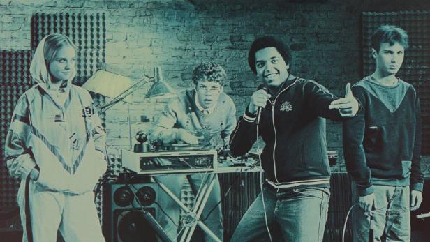 Das Filmplakat zu „Almost Fly“ zeigt vier Jugendliche in einem Musikstudio.