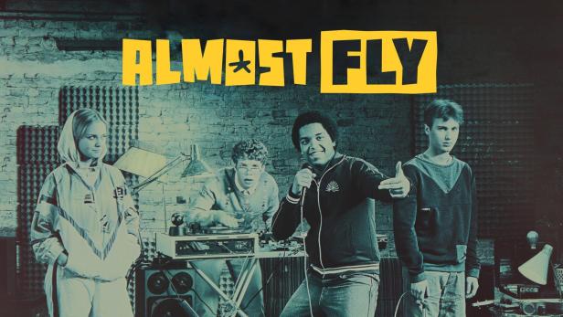 Das Filmplakat für „Almost Fly“ zeigt vier junge Leute in einem Musikstudio.