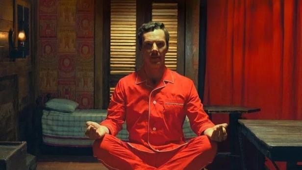 Ein Mann in rotem Pyjama sitzt in einer Meditationspose, Titel: „Ich sehe was, was du nicht siehst“.