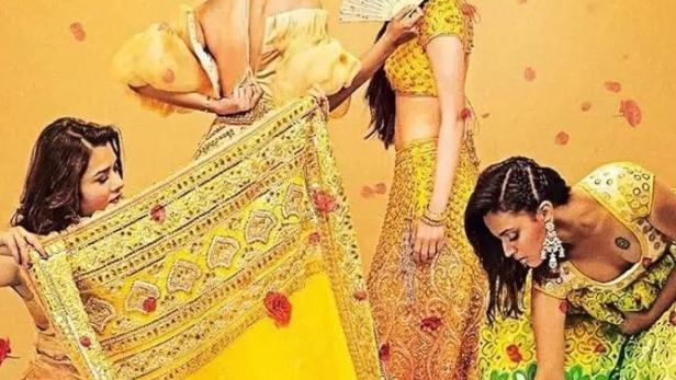 Das Filmplakat zu „Hochzeitschaos“ mit Sonam Kapoor und Kareena Kapoor zeigt vier Frauen in farbenprächtigen Saris.