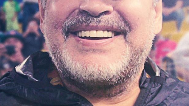 Ein lächelnder Mann mit einer Kappe mit der Aufschrift „Sinaloa“.