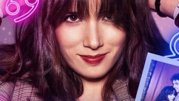 Das Filmplakat für „Guida astrologica per cuori infranti“ zeigt eine Frau umgeben von Sternzeichen und Fotos.