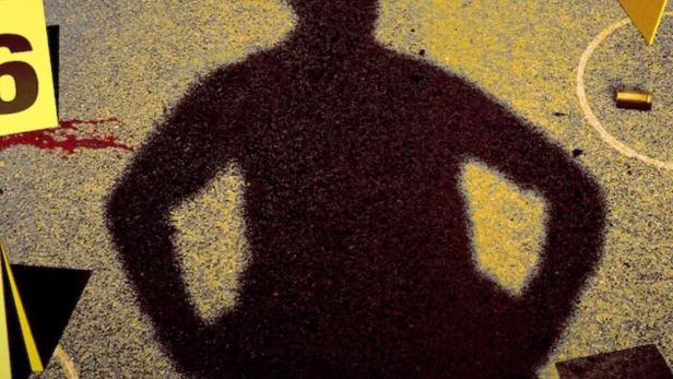 Das Filmplakat zu „Catching Killers“ zeigt den Schatten eines Polizisten an einem Tatort.