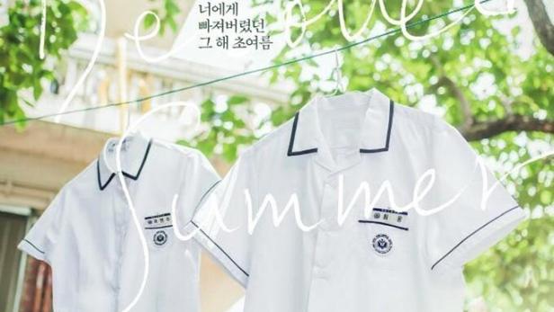 Das Poster für die koreanische Dramaserie „Our Beloved Summer“ mit zwei Schuluniformen.