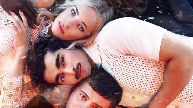 Fünf junge Menschen liegen auf dem Cover der Serie „Kitz“ eng zusammen.