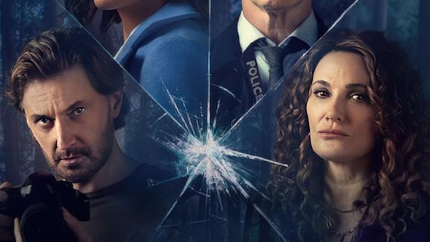 Das Filmplakat für „Wer einmal lügt“ zeigt vier Personen vor einem dunklen Wald.