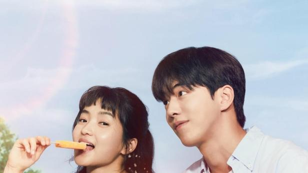 Ein junges Paar genießt Eis und ein Getränk unter dem Titel „Twenty Five Twenty One“.