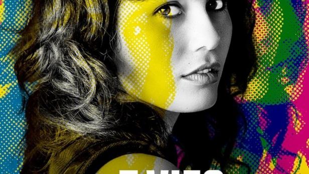 Das Poster für die Serie „Die 7 Leben der Léa“ zeigt eine Frau vor buntem Hintergrund.