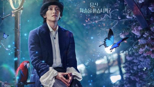 Ein Mann mit Zylinder sitzt inmitten einer Szene voller Magie und Fantasie.