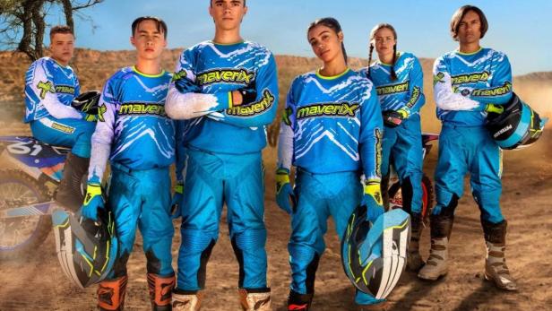 Die Besetzung der Fernsehserie „Maverix“ steht vor einer Wüstenlandschaft.