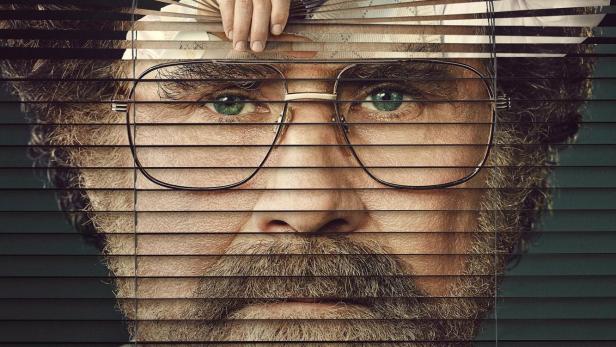 Das Filmplakat für „Der Therapeut von nebenan“ zeigt zwei Männer hinter Jalousien.