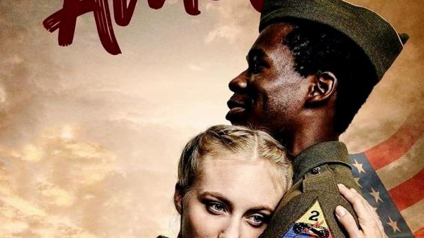 Das Filmplakat zu „Ein Hauch von Amerika“ zeigt eine innige Umarmung vor einer US-Flagge.