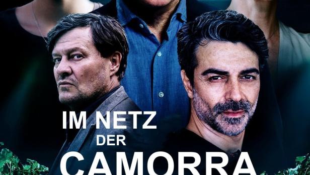 Das Filmplakat für „Im Netz der Camorra“ zeigt fünf Personen vor einem Weinberg und einem Herrenhaus.