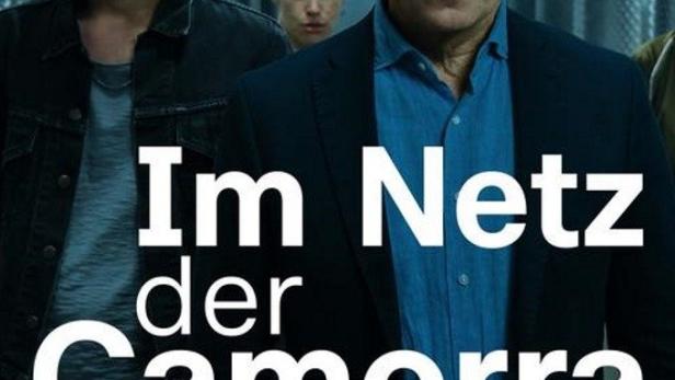 Das Filmplakat für „Im Netz der Camorra“ zeigt drei Darsteller vor einem industriellen Hintergrund.
