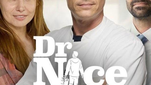 Das Filmplakat zu „Dr. Nice“ zeigt drei Personen, darunter einen Arzt in der Mitte.