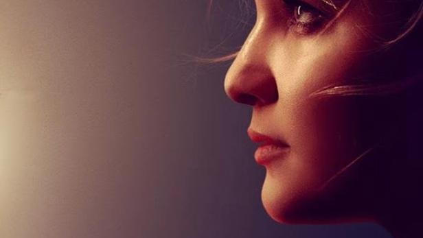 Das Filmplakat für „The Next Level“ zeigt das Profil einer Frau mit blonden Haaren.