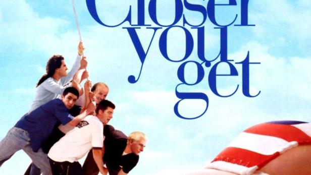 Das Filmplakat für „The Closer You Get“ zeigt Männer, die auf einem Körper klettern, mit einer irischen Flagge.