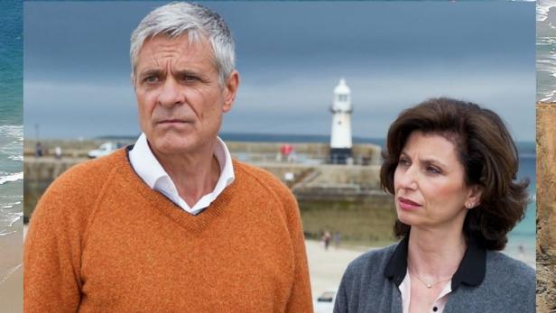 Ein Mann und eine Frau vor einem Leuchtturm in „Rosamunde Pilcher: In der Mitte eines Lebens“.