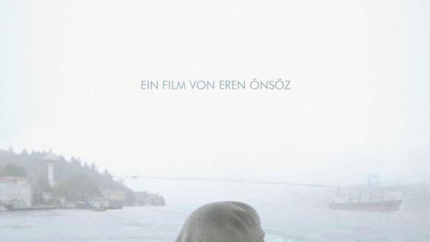 Das Filmplakat für „Haymatloz: Exil in der Türkei“ zeigt eine Person auf einer Fähre.