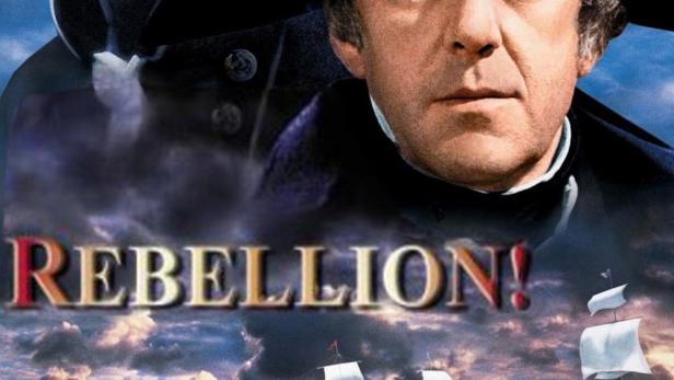 Das Filmplakat für „Rebellion!“ zeigt zwei Männer in historischen Kostümen und Segelschiffe auf dem Meer.