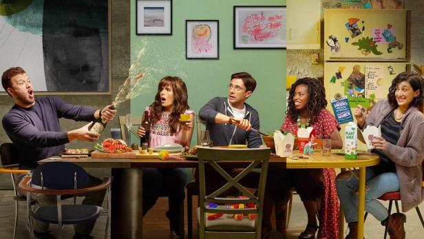 Das Poster für die Fernsehserie „Home Economics“ zeigt zwei Familien beim Essen.