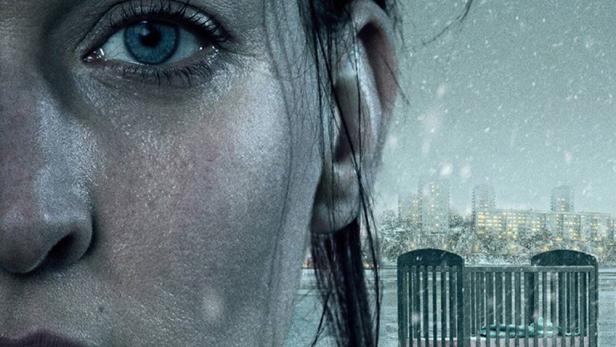 Das Filmplakat für „Snow Angels“ zeigt das Gesicht einer Frau und zwei Kinderbetten im Schnee.