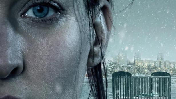 Das Filmplakat für „Snow Angels“ zeigt eine Frau im Vordergrund und zwei Kinderbetten im Schnee.